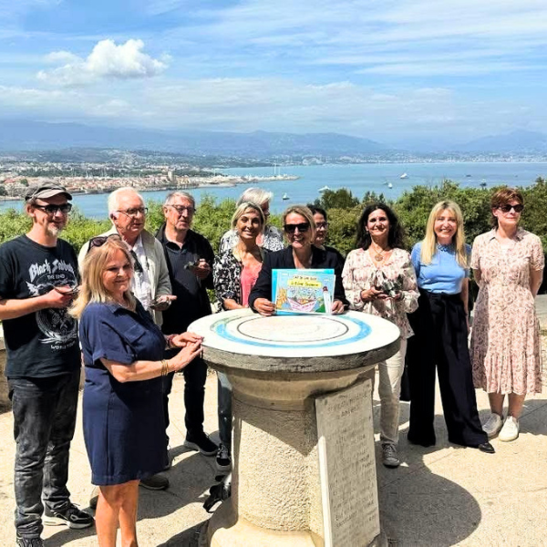 Un groupe de gens, célébrant le prix littéraire Cap de Lire 2025 du Salon du livre de Antibes