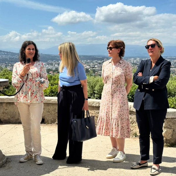 Quatre femmes de face, l'une porte une statuette représentant le prix littéraire Cap de Lire 2025 du Salon du livre de Antibes