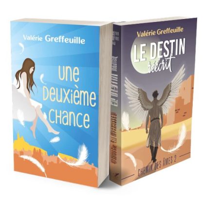 Une femme assise sur un nuage, la ville de Marseille en contrebas. Homme marchant dans un paysage lunaire, des ailes d'anges dans son dos.